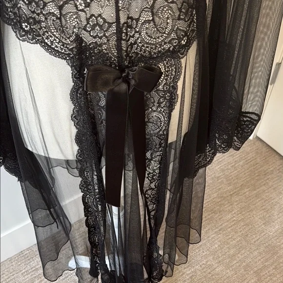 Elegant Black Lace Sheer Robe - Picture 6 of 7